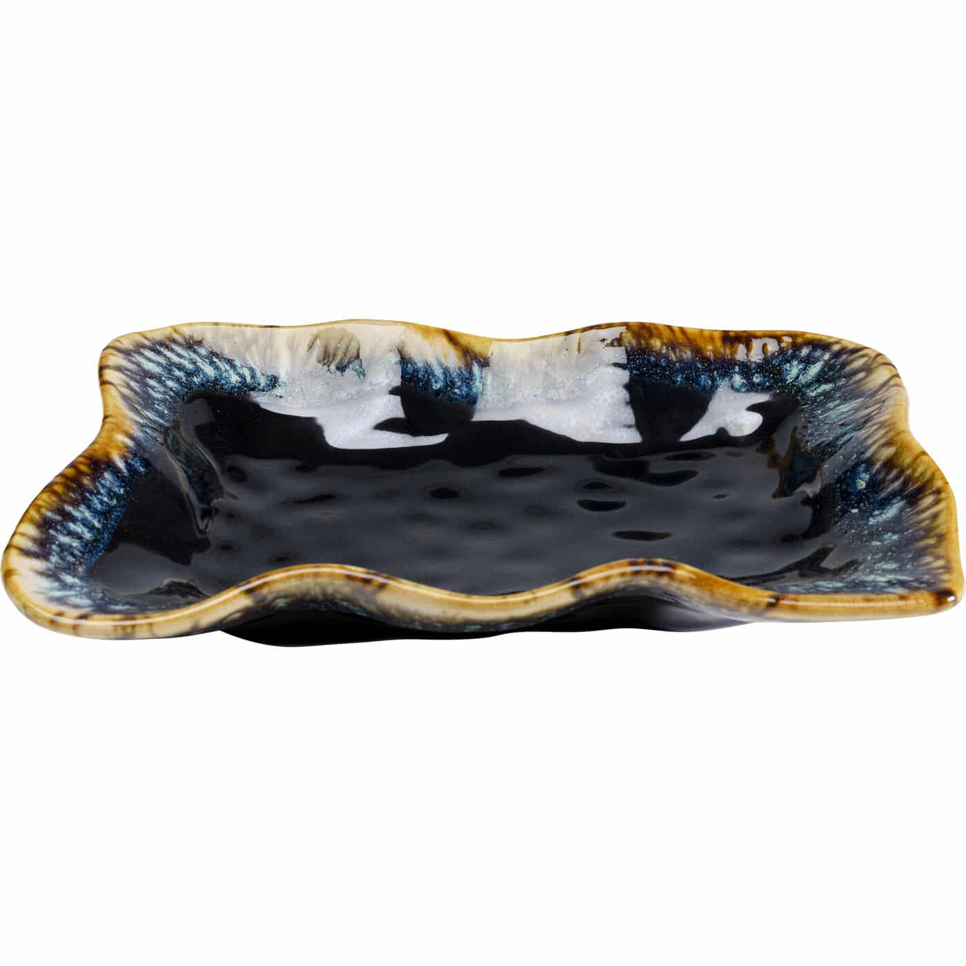 Petite assiette rectangulaire en céramique avec bords ondulés, émail noir brillant et bordure mouchetée bleu, blanc et brun-rouille.