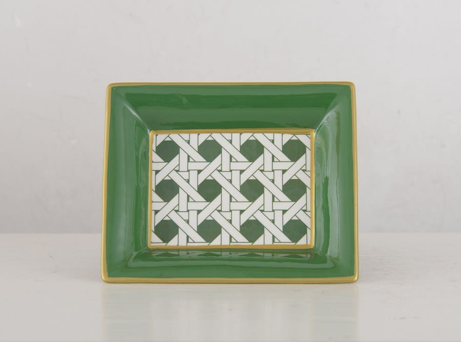 Petite assiette décorative rectangulaire en céramique vert émeraude brillant avec un motif cannage blanc et vert au centre, bordée d'un filet doré.