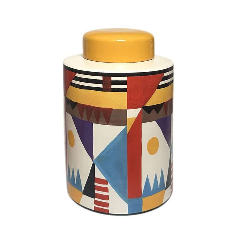 Bocaux en céramique de style africain ou tribal, décoré de motifs géométriques colorés (rouge, jaune, bleu, violet) et d'un couvercle jaune uni.