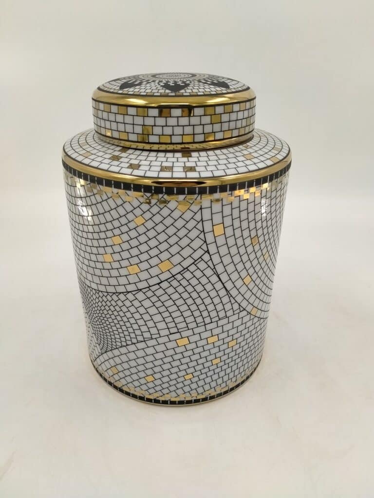 Bocale en porcelaine décoré de style mosaïque noir, blanc et or, avec motif géométrique tourbillonnant et dessus à motif noir.