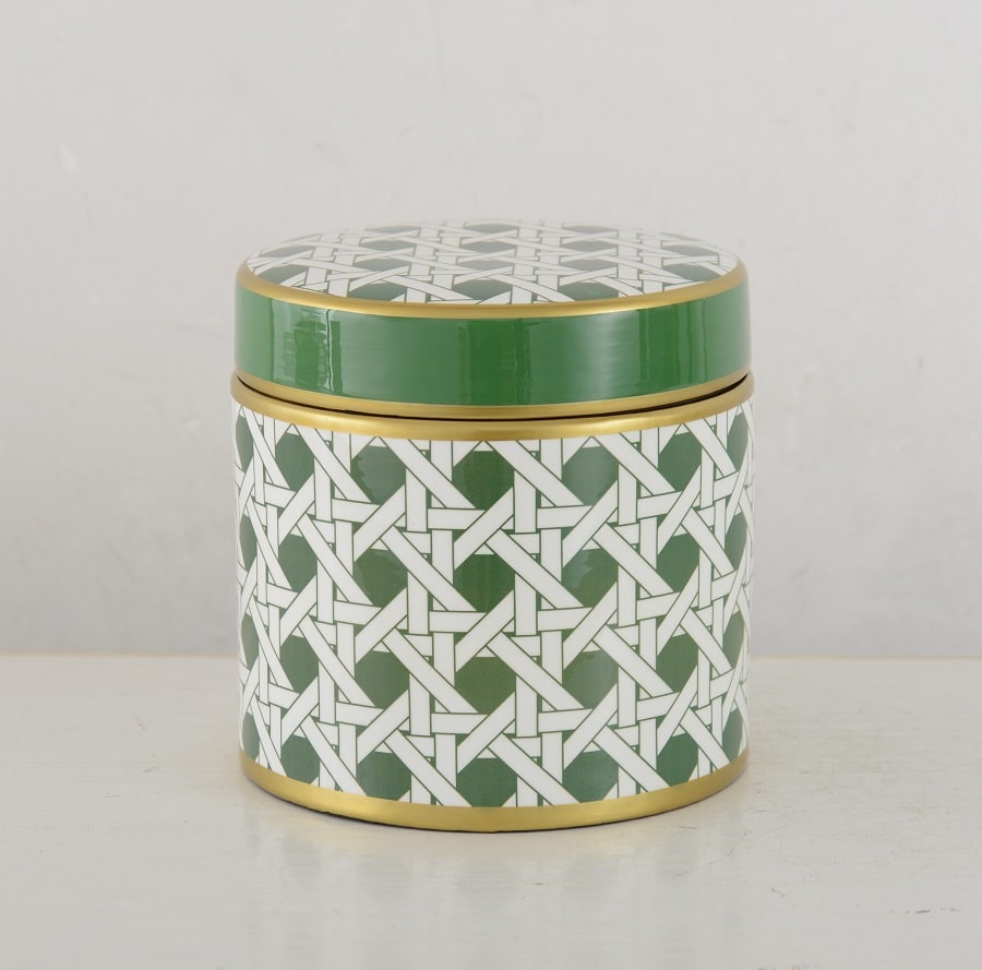 Boîte de conserve ou pot cylindrique décoratif en céramique blanche et vert forêt, avec motif cannage, bordures dorées, et couvercle uni vert.