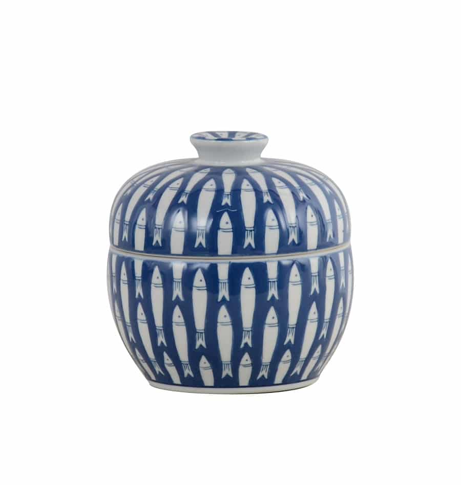Boîte ronde en céramique bleue et blanche, couvercle et corps décorés de motifs de sardines verticales.