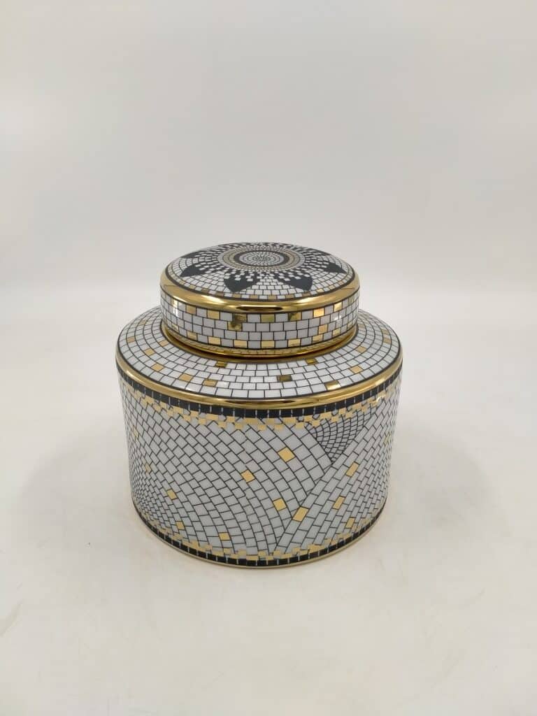 Bonbonnière ou jarre en porcelaine décorée de mosaïque blanche, or et noir, avec motif géométrique radial sur le couvercle.