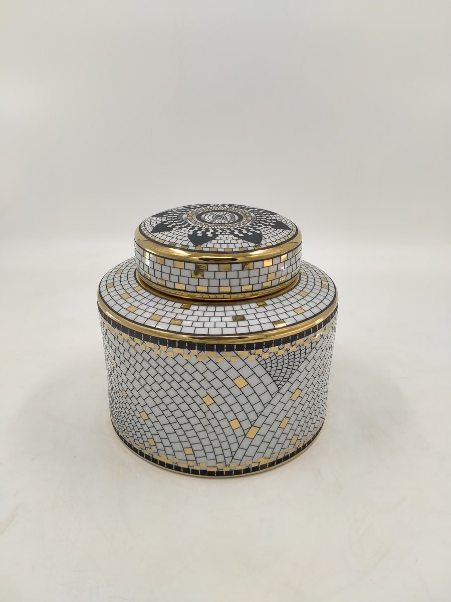 Bonbonnière ou jarre en porcelaine décorée de mosaïque blanche, or et noir, avec motif géométrique radial sur le couvercle.