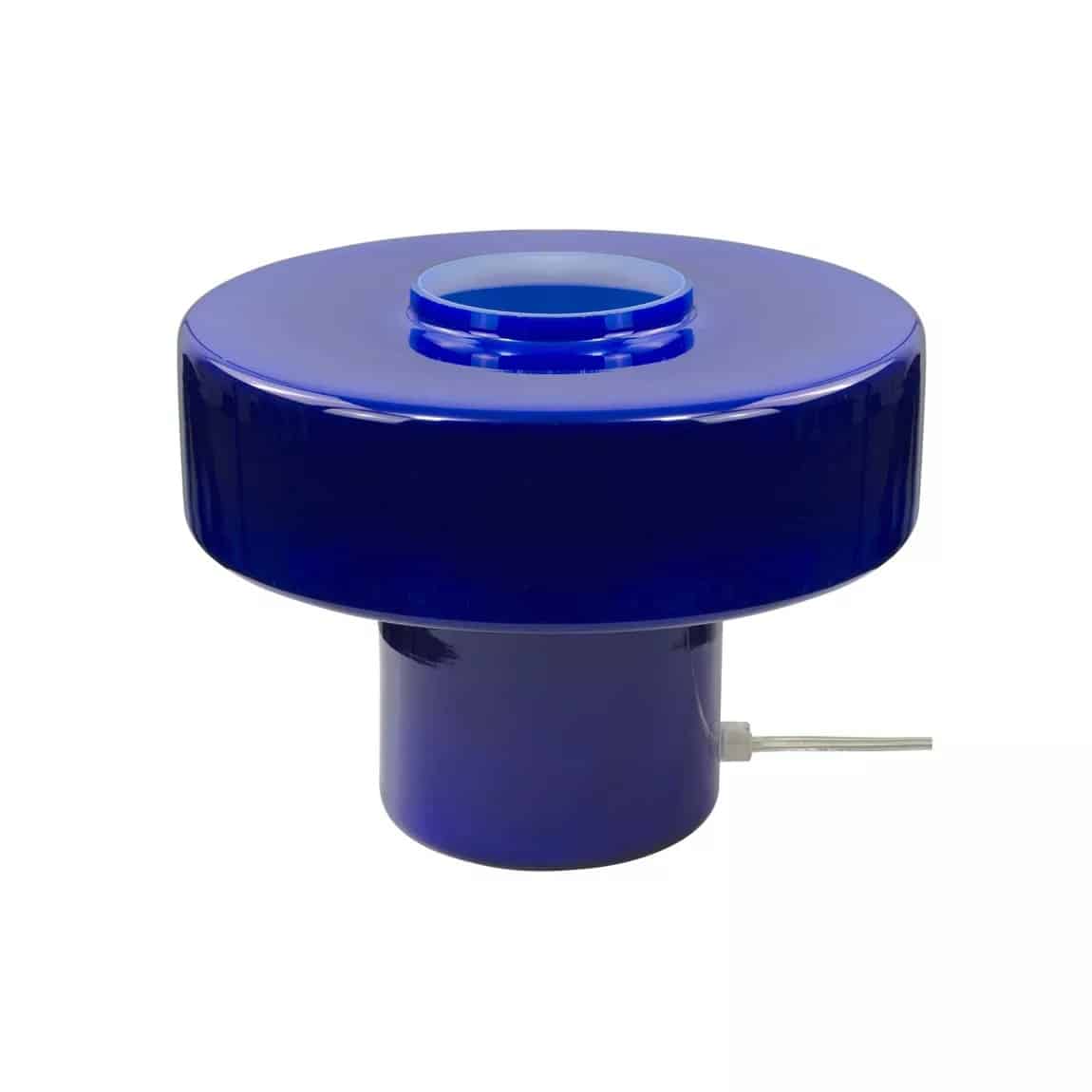 Lampe de table Murano en verre soufflé bleu cobalt, design champignon, avec un haut cylindrique plat et une base cylindrique. Câble d'alimentation visible.