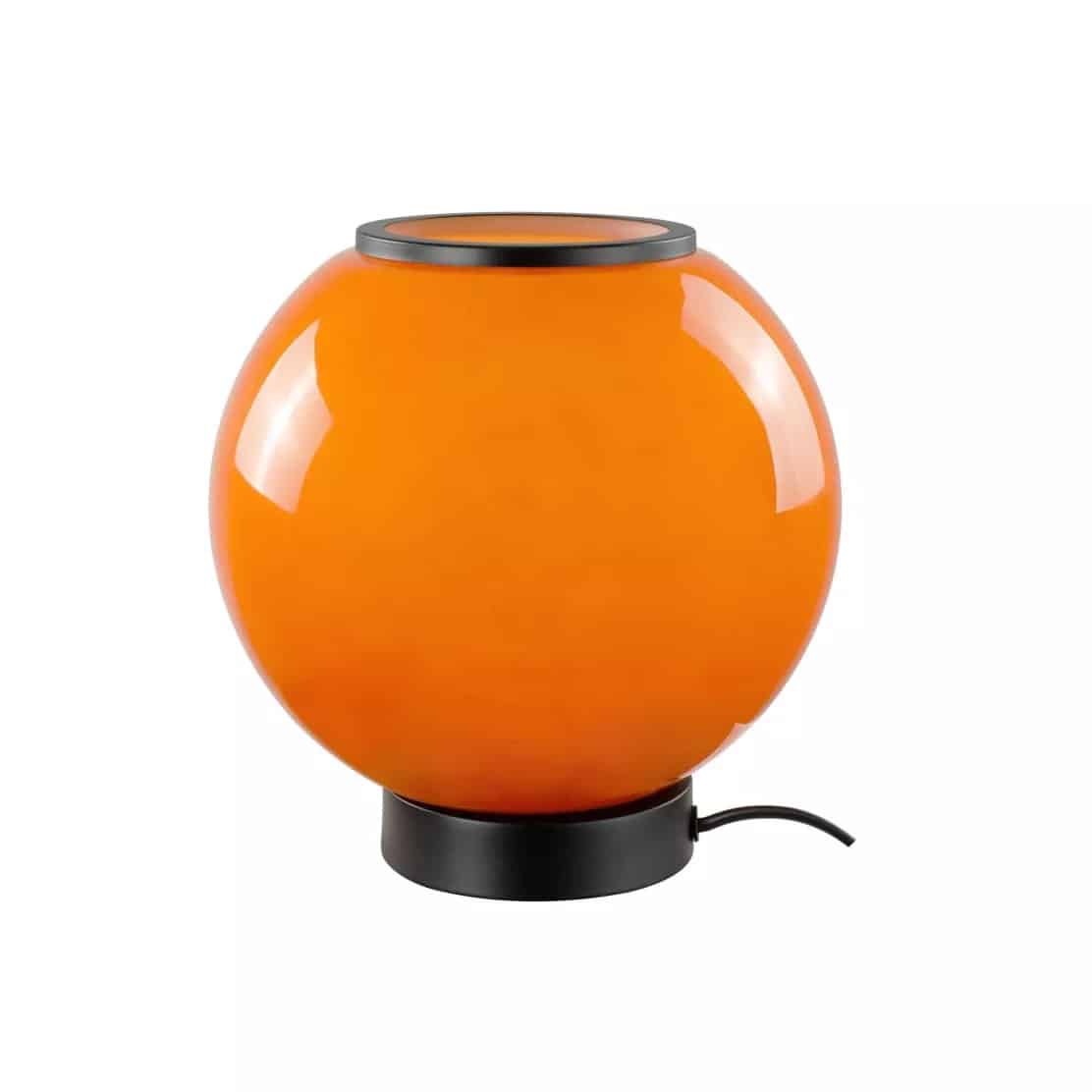 Lampe de table moderne sphérique avec abat-jour en verre soufflé orange vif sur une base noire, idéale pour un éclairage d'ambiance contemporain.