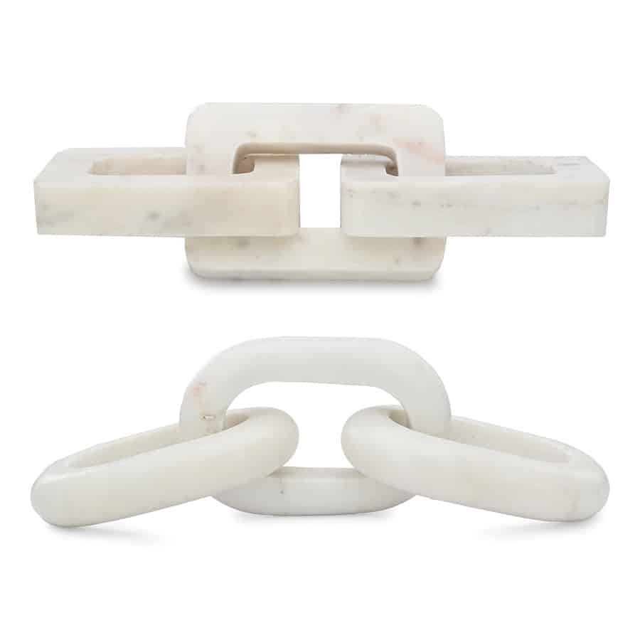 Deux sculptures décoratives de maillons de chaîne en marbre blanc veiné, une vue de côté avec des maillons rectangulaires, l'autre une vue en gros plan de maillons ovales.