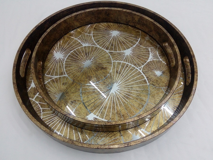 Deux plateaux ronds emboîtés, bordure bronze vieilli, intérieur miroir doré avec motif blanc de type pissenlit ou rayons.