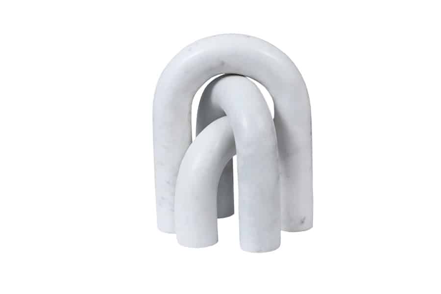 Sculpture abstraite moderne en marbre blanc veiné, composée de tubes épais interconnectés formant un motif de nœud ou d'arches entrelacées sur fond blanc.