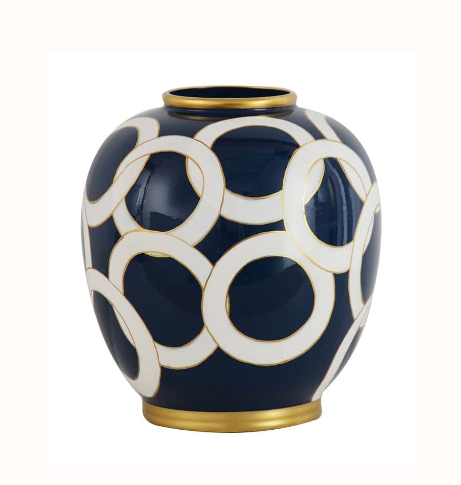 Vase en céramique bleu marine laqué avec motif de cercles blancs entrelacés, bordure et base dorées.